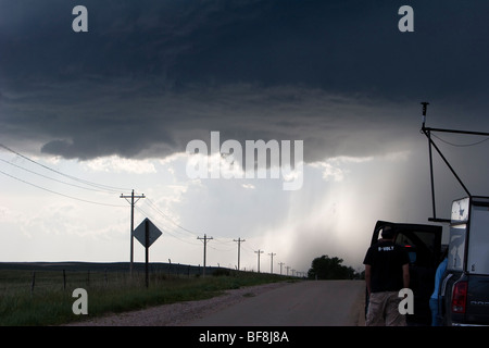 Chercheurs participant au projet Vortex 2 park le long d'une route à observer une tempête dans l'ouest du Nebraska, le 6 juin 2009. Banque D'Images