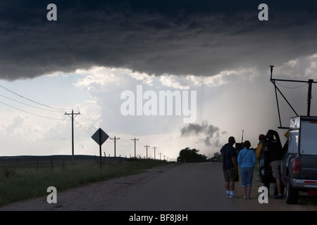 Chercheurs participant au projet Vortex 2 park le long d'une route à observer une tempête dans l'ouest du Nebraska, le 6 juin 2009. Banque D'Images