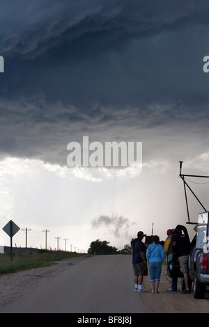 Chercheurs participant au projet Vortex 2 park le long d'une route à observer une tempête dans l'ouest du Nebraska, le 6 juin 2009. Banque D'Images