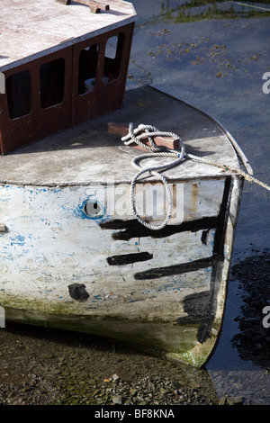 Vieux bateau amarré dans le port de Newlyn Angleterre Cornwall Banque D'Images