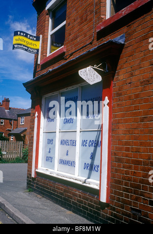 Ruabon près de Wrexham au nord du Pays de Galles. Boutique d'angle traditionnel en vente dans la fabrication de la brique ville galloise Banque D'Images