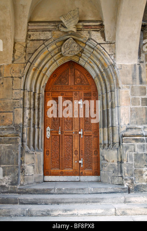 Porte en bois sculpté orné d'Habour, le château de Prague, République Tchèque Banque D'Images