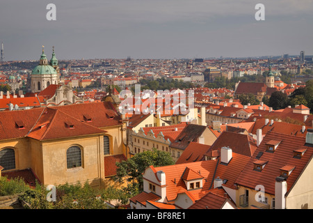 Les toits en tuiles rouges de Prague, République Tchèque Banque D'Images