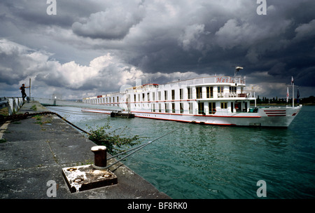 Aug 22, 2009 - Heidelberg bateau sur le Rhin à Adenauer-Ufer dans la ville allemande de Mayence. Banque D'Images