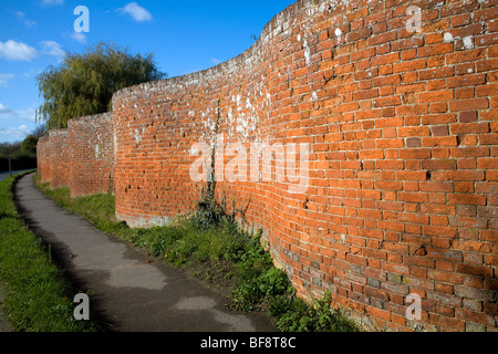 Crinkle Crankle mur de brique rouge, Easton, Suffolk, Angleterre Banque D'Images