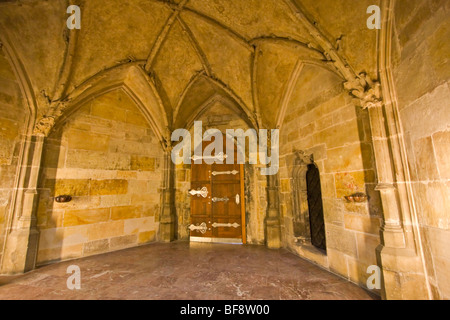 Alcôve avec plafond voûté et ornée d'argent porte en bois cintrées à Habour, Prague, République Tchèque Banque D'Images