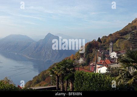 Monte San Salvatore et le lac de Lugano vu de Monte Brè Banque D'Images