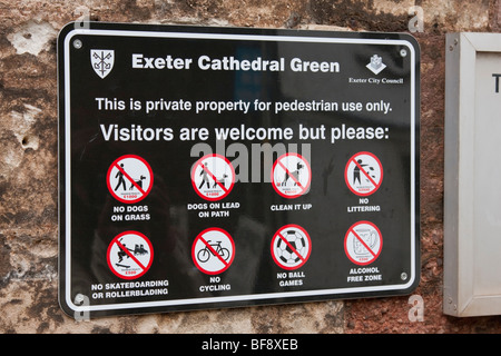 Les visiteurs sont les bienvenus mais... signer dans la Cathédrale d'Exeter Green Banque D'Images