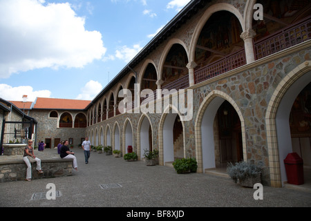 Les touristes dans la cour de la Gendarmerie royale et Stavropegiac Saint Monastère de la Vierge de Troodos Kykkos république de Chypre Banque D'Images