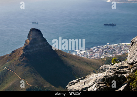 Vue de la ville du Cap et de la tête de Lion à partir de la crête de la Montagne de la table, Afrique du Sud. Banque D'Images