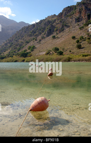 Des bouées sur le lac de Kournas, Crète, Grèce Banque D'Images