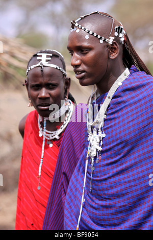 Portrait de jeunes hommes dans le village Masai Engaruka et de la vallée du Rift, en Tanzanie Banque D'Images