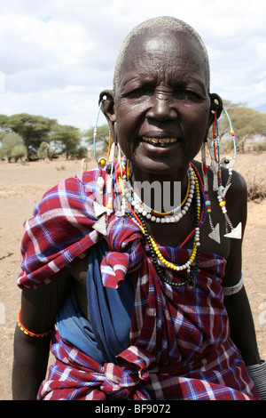 Personnes âgées Femme Masai Dans Engaruka Village, vallée du Rift, en Tanzanie Banque D'Images