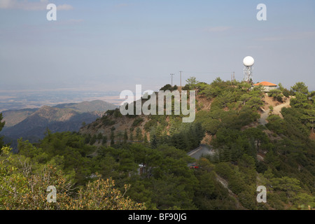 Base militaire chypriote grec et station météorologique sur la montagne haut de throni nord vers les montagnes de Troodos à Chypre du nord Banque D'Images