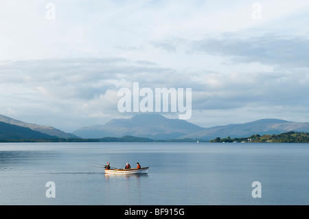 Bateau sur le Loch Lomond avec Ben Lomond en arrière-plan vue de Duck Bay Banque D'Images