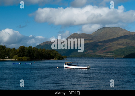 Vue sur Ben Lomond de Luss sur les rives du Loch Lomond en Ecosse Banque D'Images