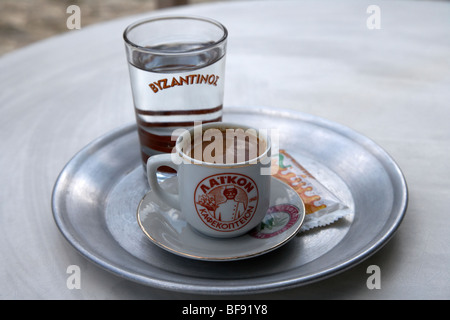 Le café turc connu sous le nom de café chypriote dans la république de Chypre Europe servi avec un verre d'eau pour boire par la suite Banque D'Images