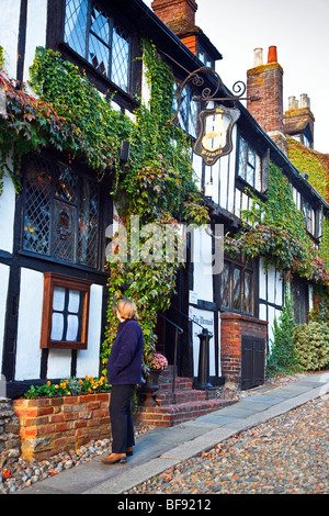 Une femme à la recherche d'un menu en historicMermaid Inn sur Mermaid Street, Rye, East Sussex, Royaume-Uni, Grande Bretagne. UK 2009 Banque D'Images