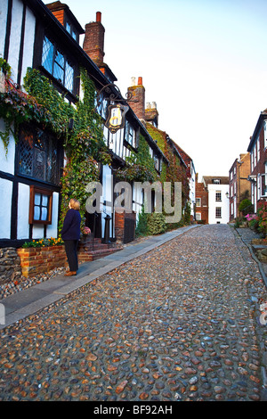 Une femme à la recherche d'un menu en historicMermaid Inn sur Mermaid Street, Rye, East Sussex, Royaume-Uni, Grande Bretagne. UK 2009 Banque D'Images