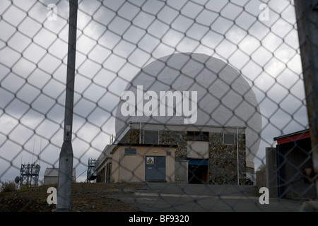 Regardant à travers le grillage à l'and golfball radar dans le poste d'observation militaire britannique sur le mont Olympe Banque D'Images