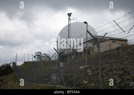 Regardant à travers le grillage à l'and golfball radar dans le poste d'observation militaire britannique sur le mont Olympe Banque D'Images