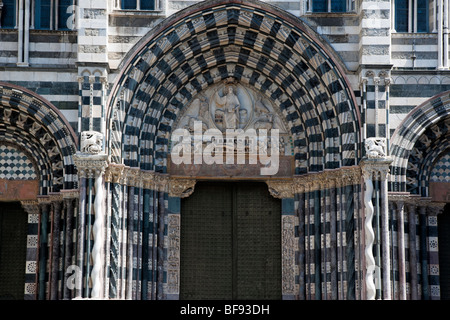 Les colonnes de la cathédrale San Lorenzo de Gênes, Italie Banque D'Images