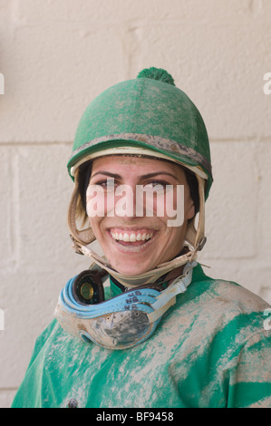 Femme Jockey Natasha Bracaloni rides "mon joli petit gâteau" formés par Rachael à animé le Maryland State Fair à Timonium Banque D'Images