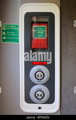 Les mécanismes de déverrouillage de porte sur un train intercity, UK. Banque D'Images