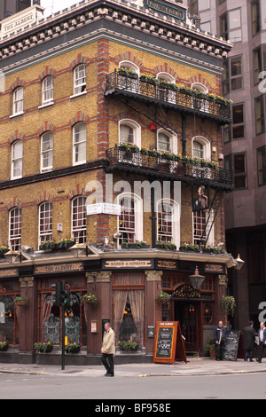 Albert Londres la pub sur la jonction de la rue Victoria, Westminster et Buckingham Gate a été construit en 1864 Banque D'Images