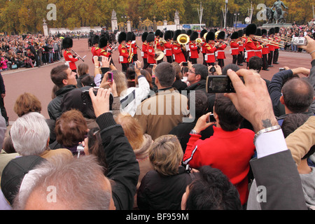 Buckingham Palace Londres la relève de la garde est populaire auprès des visiteurs touristiques Banque D'Images