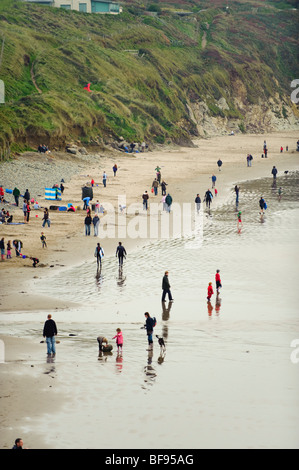Les vacanciers sur la plage, Whitesands bay, parc national de Pembrokeshire Coast, après-midi d'octobre, West Wales UK Banque D'Images