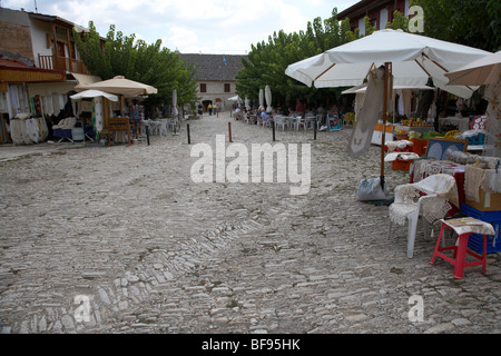 Stone place pavée bordée de cafés et d'échoppes touristiques village omodos région viticole de troodos république de Chypre Europe Banque D'Images