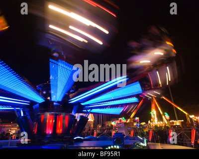 Flou de mouvement sur un tour à Goose Fair à Nottingham, Nottinghamshire England UK Banque D'Images