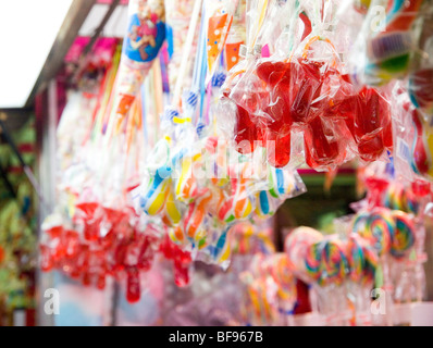 Close up de bonbons sur un étal à Goose Fair à Nottingham, Nottinghamshire England UK Banque D'Images