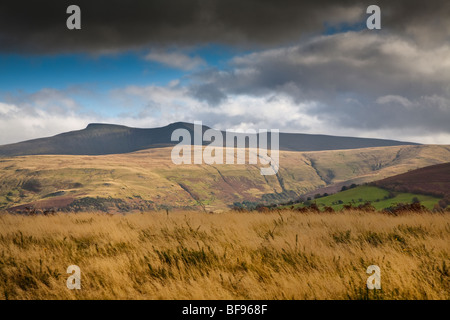 Vue de PEN-Y-FAN ET DU MAÏS DE TRAETH MAWR NR Les Brecon Beacons Mountain Centre Banque D'Images