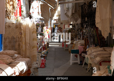 Touristiques dentelle et des boutiques de souvenirs dans les rues étroites du village de montagne traditionnel chypriote Troodos village omodos Banque D'Images