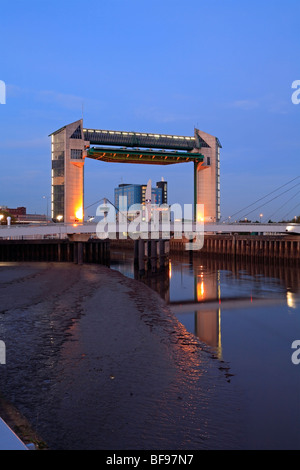 Coque et barrière de marée de la rivière Hôtel Premier Inn la nuit, Kingston Upon Hull, East Yorkshire, Angleterre, Royaume-Uni. Banque D'Images