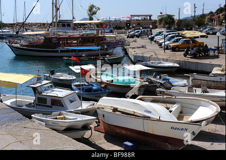 Les petits bateaux amarrés dans le port de plaisance de Kalkan Banque D'Images