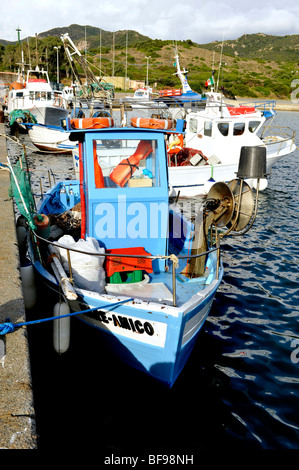 Petite flotte de pêche traditionnelle sur quai amarré à Teulada, au sud-ouest de la Sardaigne, Italie Banque D'Images