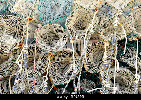 Les filets de pêche colorés sarde et le crabe des casiers à homard empilés sur les quais de Porto Teulada, au sud-ouest de la Sardaigne Banque D'Images