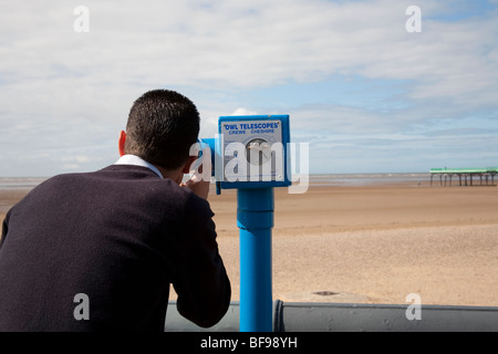 L'homme à la plage grâce à Hubble, côte de Fylde, Blackpool, Royaume-Uni Banque D'Images