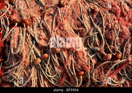 Les filets de pêche colorés sarde entassés sur le quai à Porto Teulada, au sud-ouest de la Sardaigne Banque D'Images