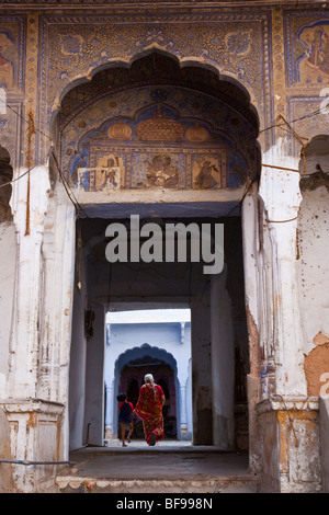 Grand-mère et petit-enfant dans une ancienne Haveli ou Indien Mansion dans Ajmer au Rajasthan Inde Banque D'Images