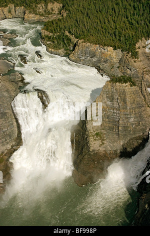 Virginia Falls sur la rivière Nahanni, la réserve de parc national Nahanni, Territoires du Nord-Ouest, Canada Banque D'Images