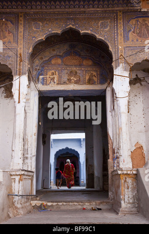 Grand-mère et petit-enfant dans une ancienne Haveli ou Indien Mansion dans Ajmer au Rajasthan Inde Banque D'Images