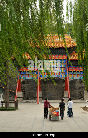 Parc Beihai avec Qionghua (île aux fleurs de Jade), Beijing CN Banque D'Images