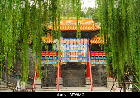 Parc Beihai avec Qionghua (île aux fleurs de Jade), Beijing CN Banque D'Images