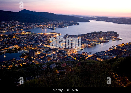 Voir au crépuscule à la fin du printemps du front de mer et le port de Bergen, Norvège, du haut du funiculaire Floibanen. Banque D'Images