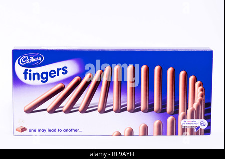 Les doigts de chocolat Cadbury sur fond blanc Banque D'Images