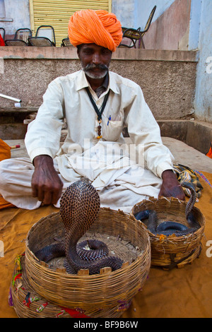 Charmeur de cobra au Pushkar Mela à Pushkar au Rajasthan Inde Banque D'Images